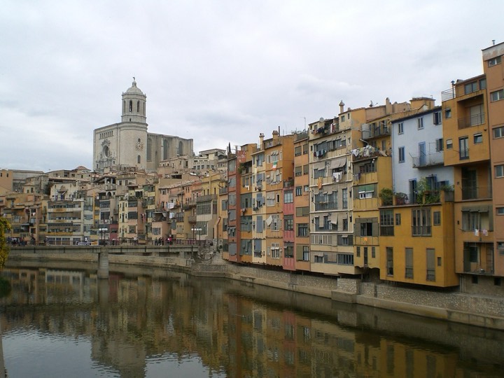 The coloured houses over the River Onyar in Girona, one of the classic day trips from Barcelona